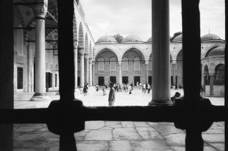 NICU Nurse salary in Istanbul - Photo by Richard Stachmann on Unsplash