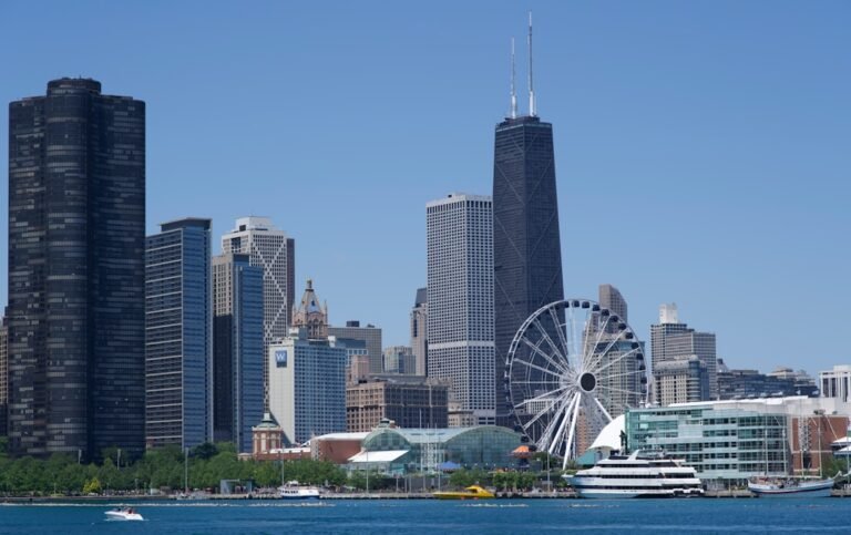 Registered Nurse salary in Chicago - Photo by Chaojie Ni on Unsplash