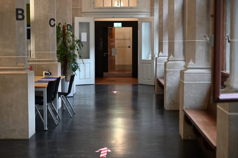 Registered Nurse salary in Zurich - Photo by Philippe Surber on Unsplash