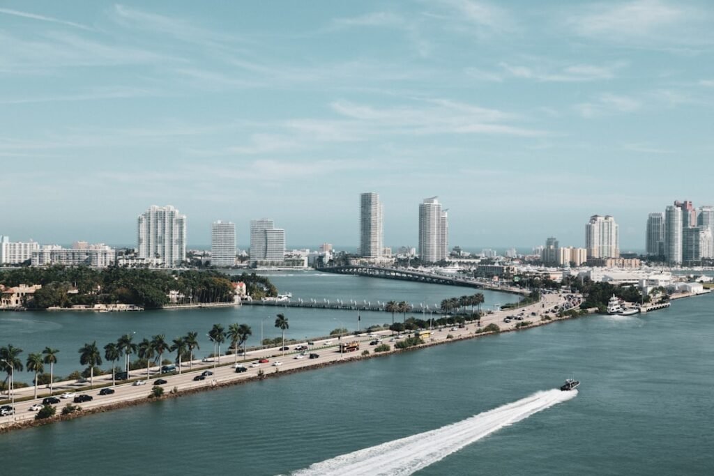 Senior Software Engineer salary in Miami - Photo by Jakob Owens on Unsplash