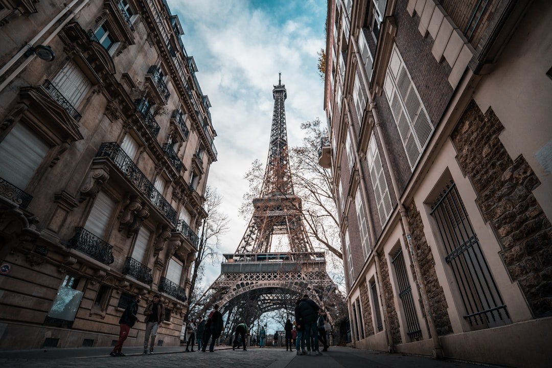 Travel Nurse salary in Paris - Photo by Spenser Sembrat on Unsplash